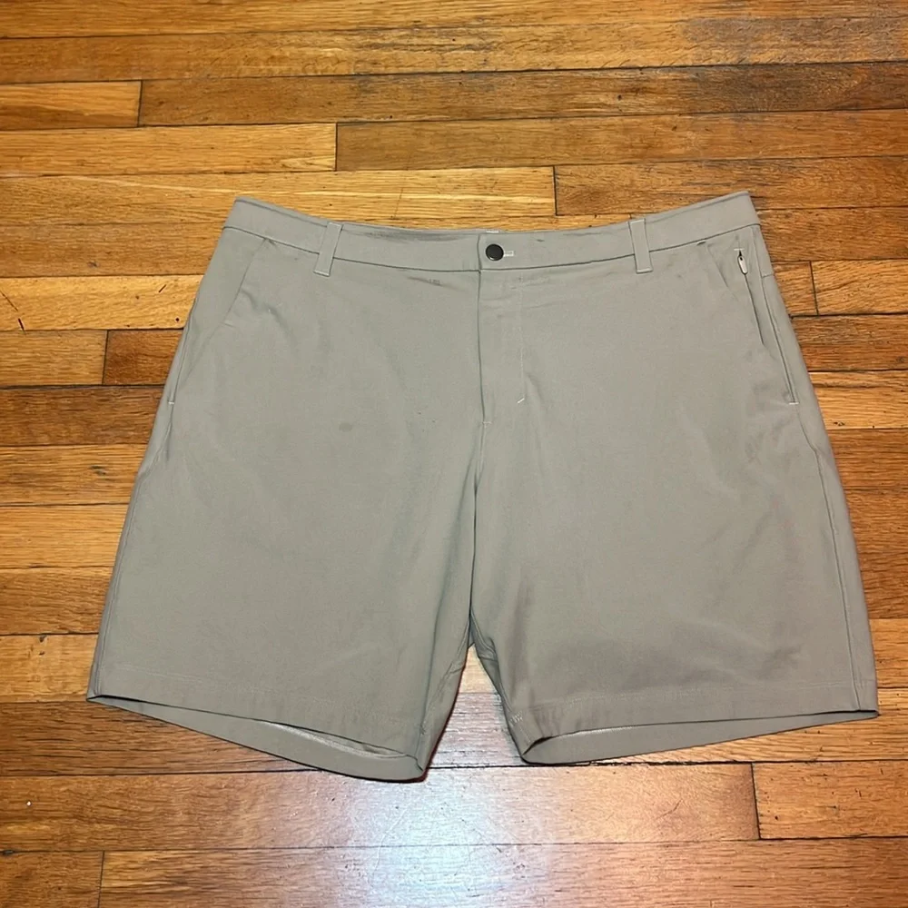 Lululemon Commission Shorts Slim 9” in Tofino Sand, size 38